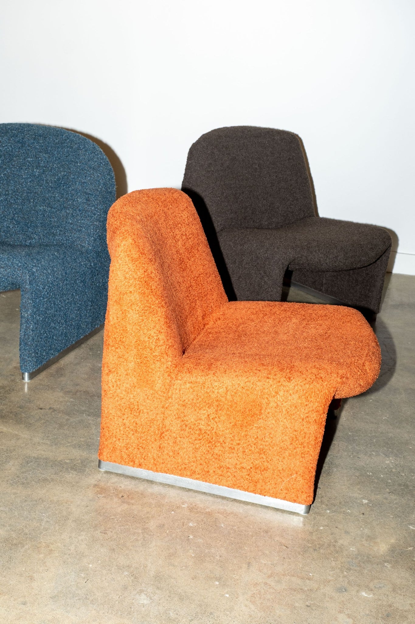 Artifort Pair of Alky Chairs by Giancarlo Piretti, Newly Upholstered, "Henna" | Bonne Choice