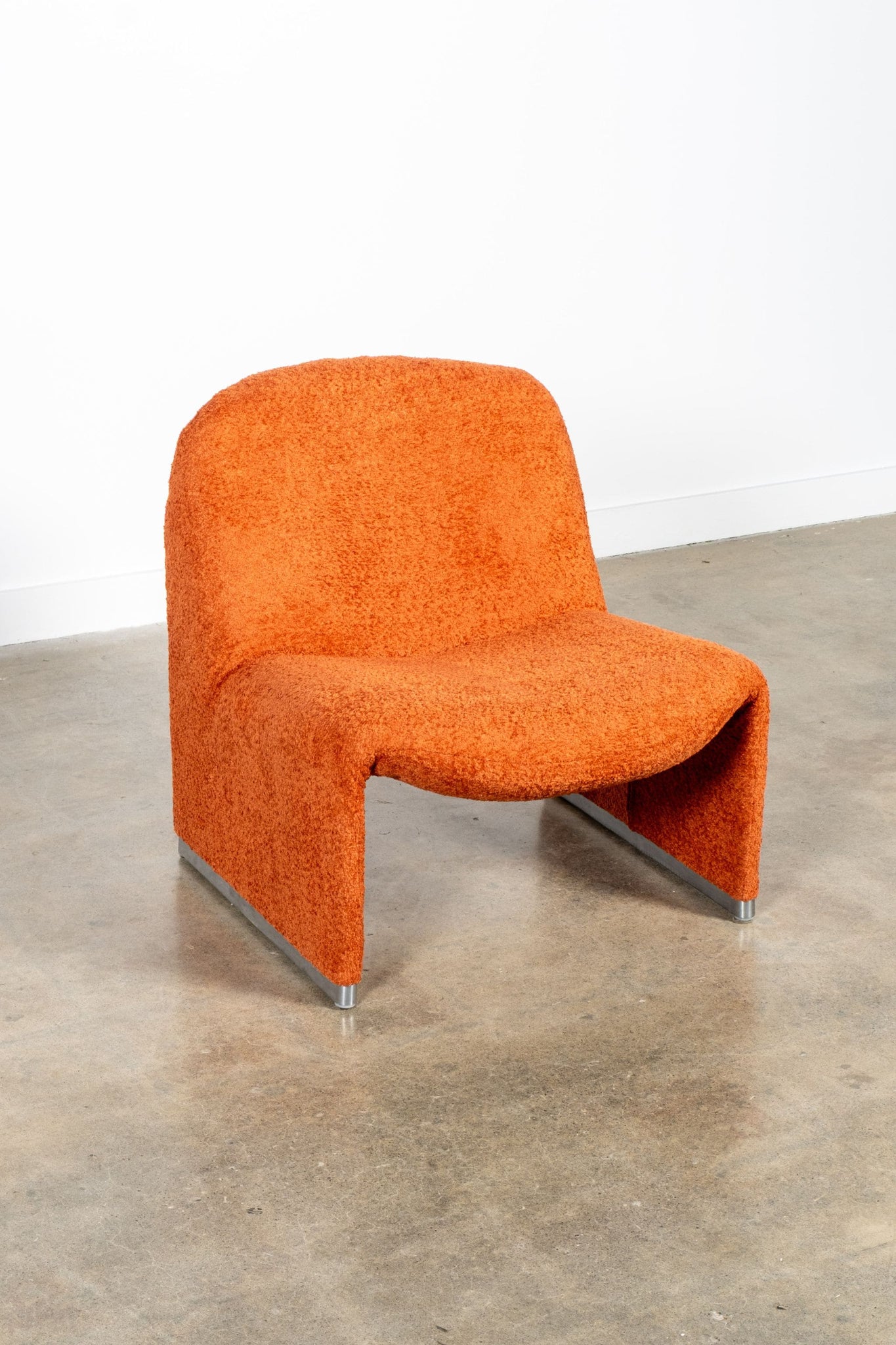 Artifort Pair of Alky Chairs by Giancarlo Piretti, Newly Upholstered, "Henna" | Bonne Choice