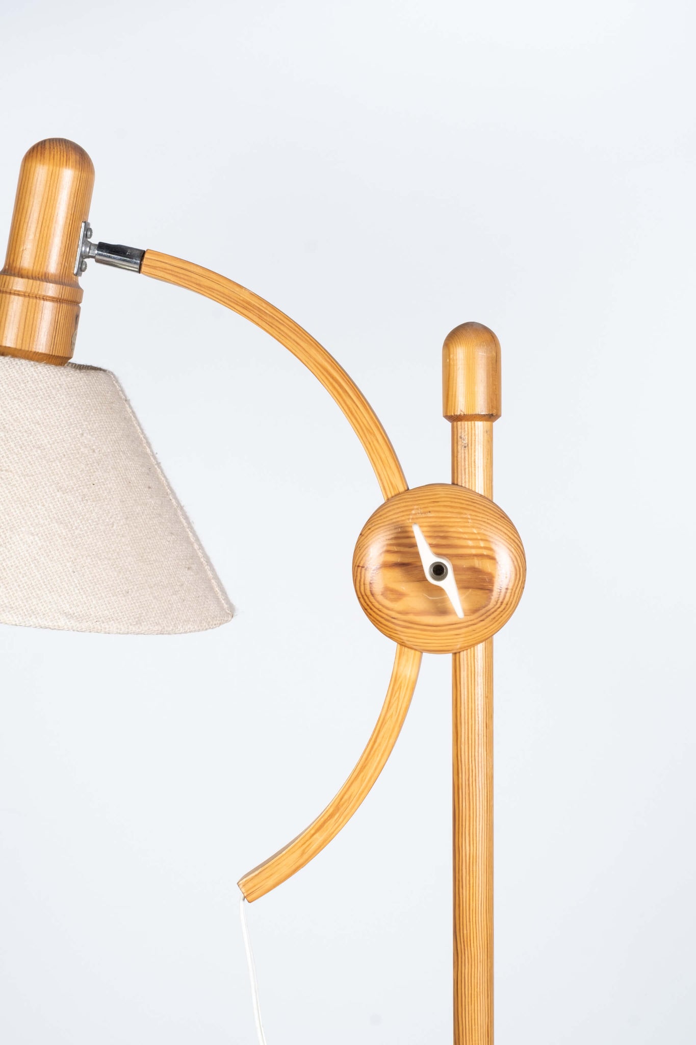 Vintage Arc Pivot Floor Lamp in Pine, lamp hardware detail