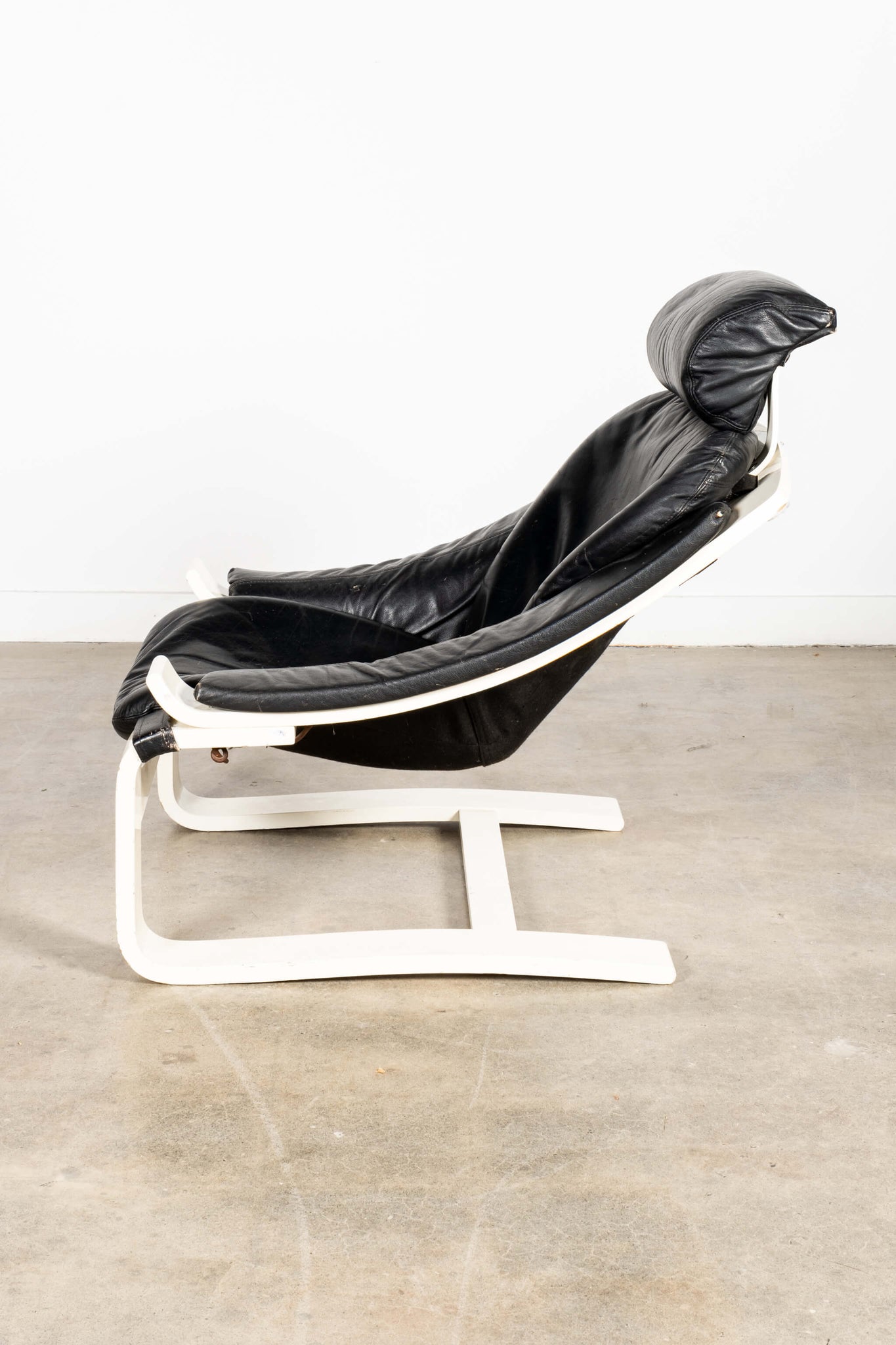 'Kroken' Black Leather Lounge Chair