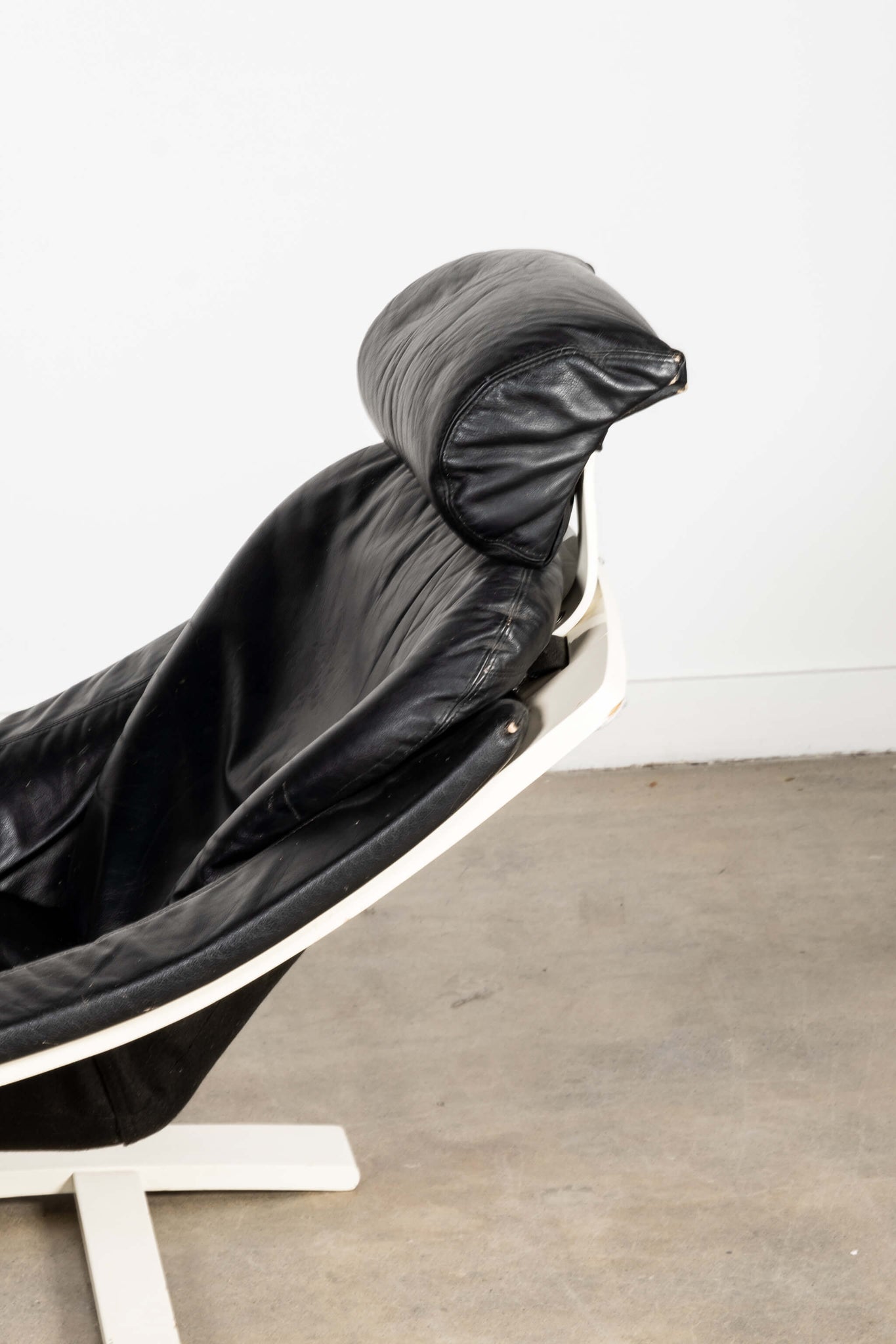 'Kroken' Black Leather Lounge Chair