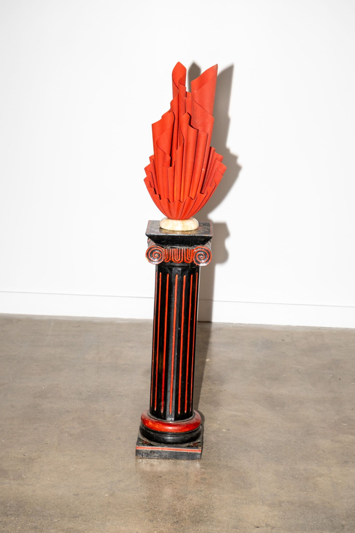 Black and Red Pedestal | Bonne Choice