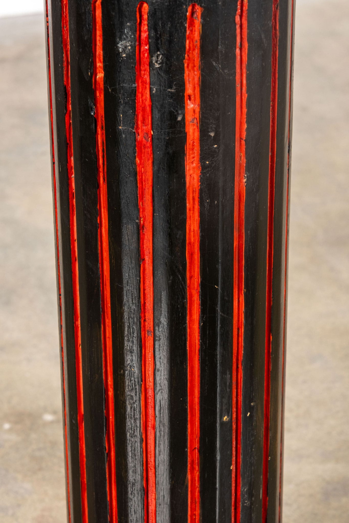 Black and Red Pedestal | Bonne Choice