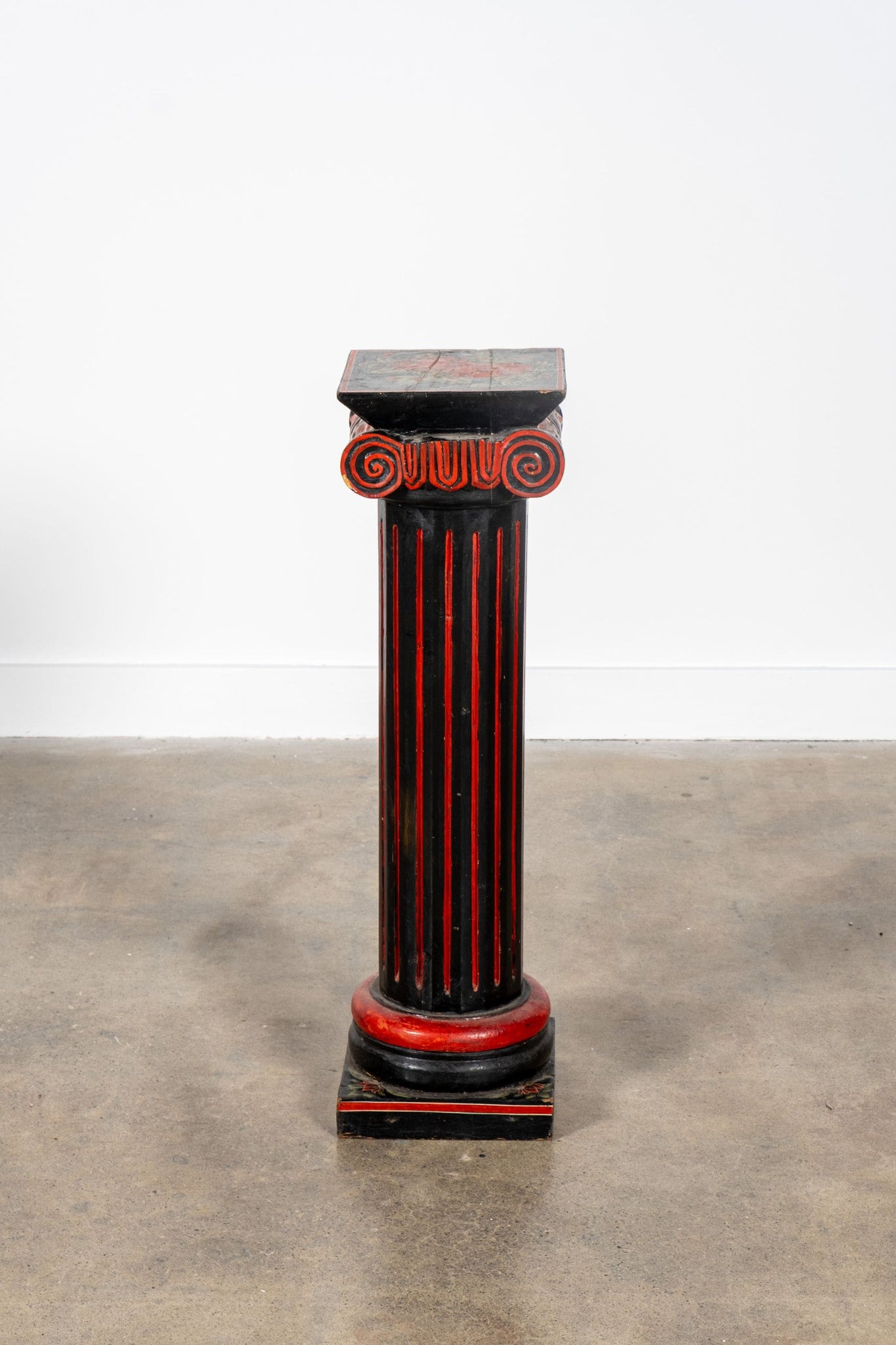 Black and Red Pedestal | Bonne Choice