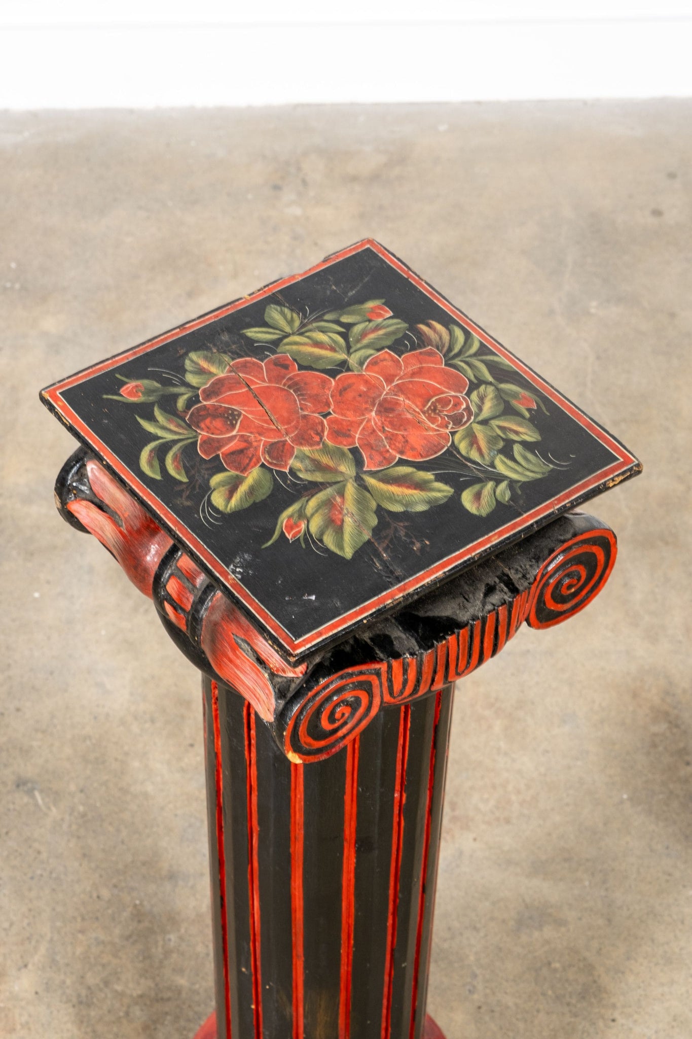 Black and Red Pedestal | Bonne Choice
