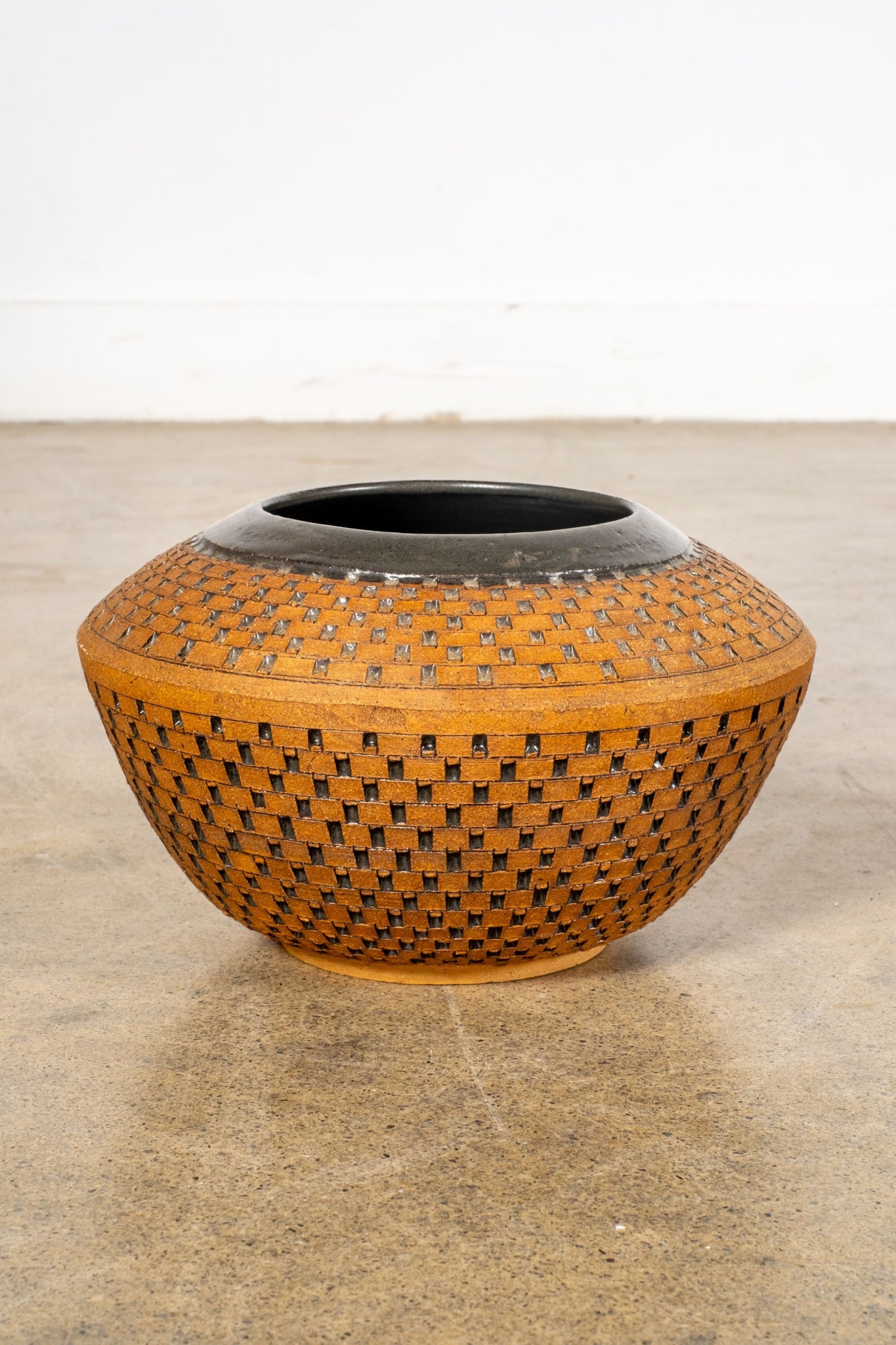 Carved Nicaraguan Vessel | Bonne Choice