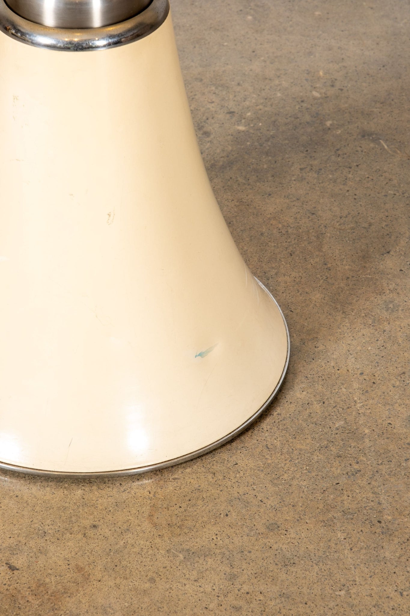 Martinelli Luce Cream Pipistrello Lamp by Gae Aulenti | Bonne Choice