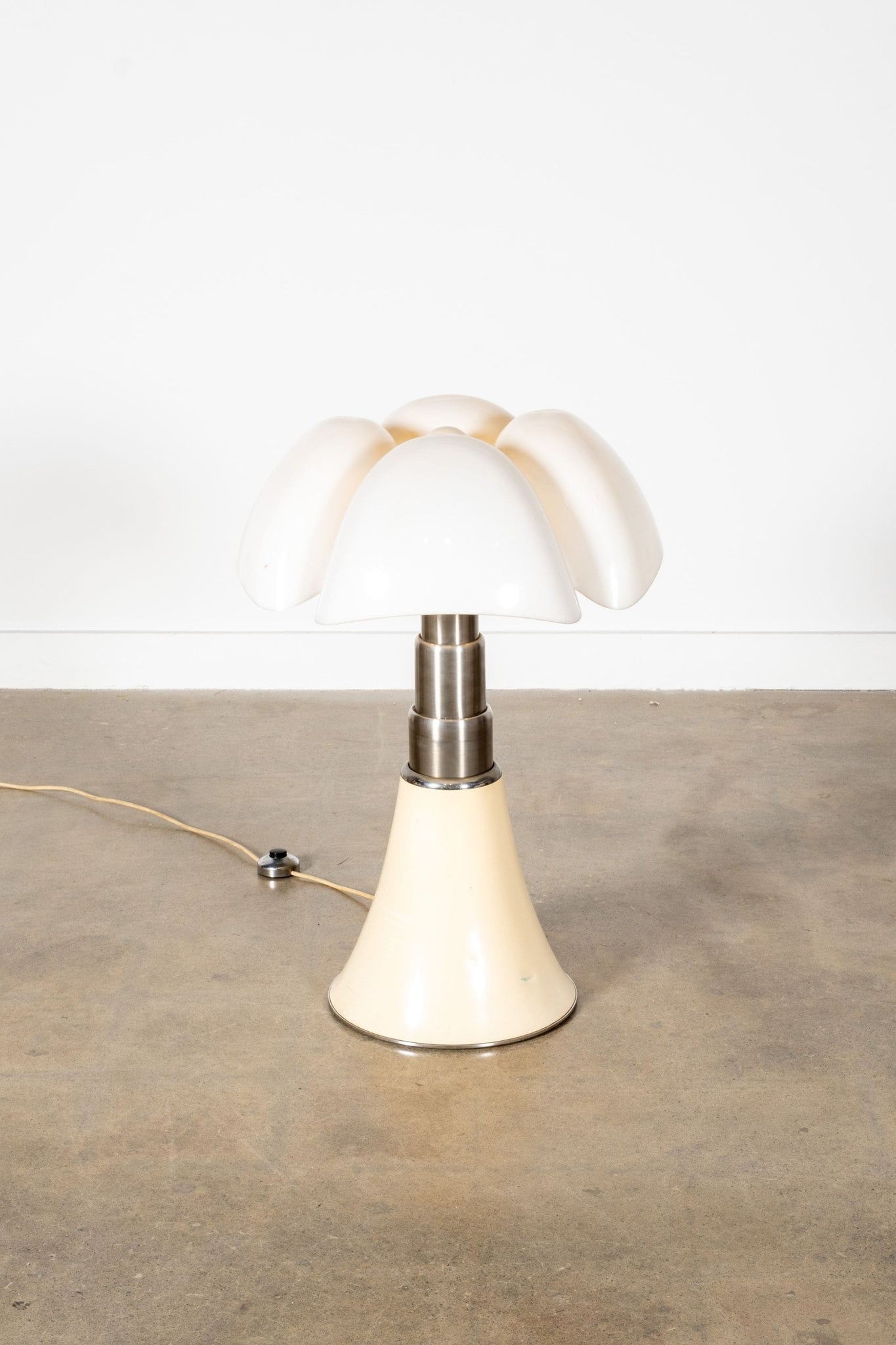 Martinelli Luce Cream Pipistrello Lamp by Gae Aulenti | Bonne Choice