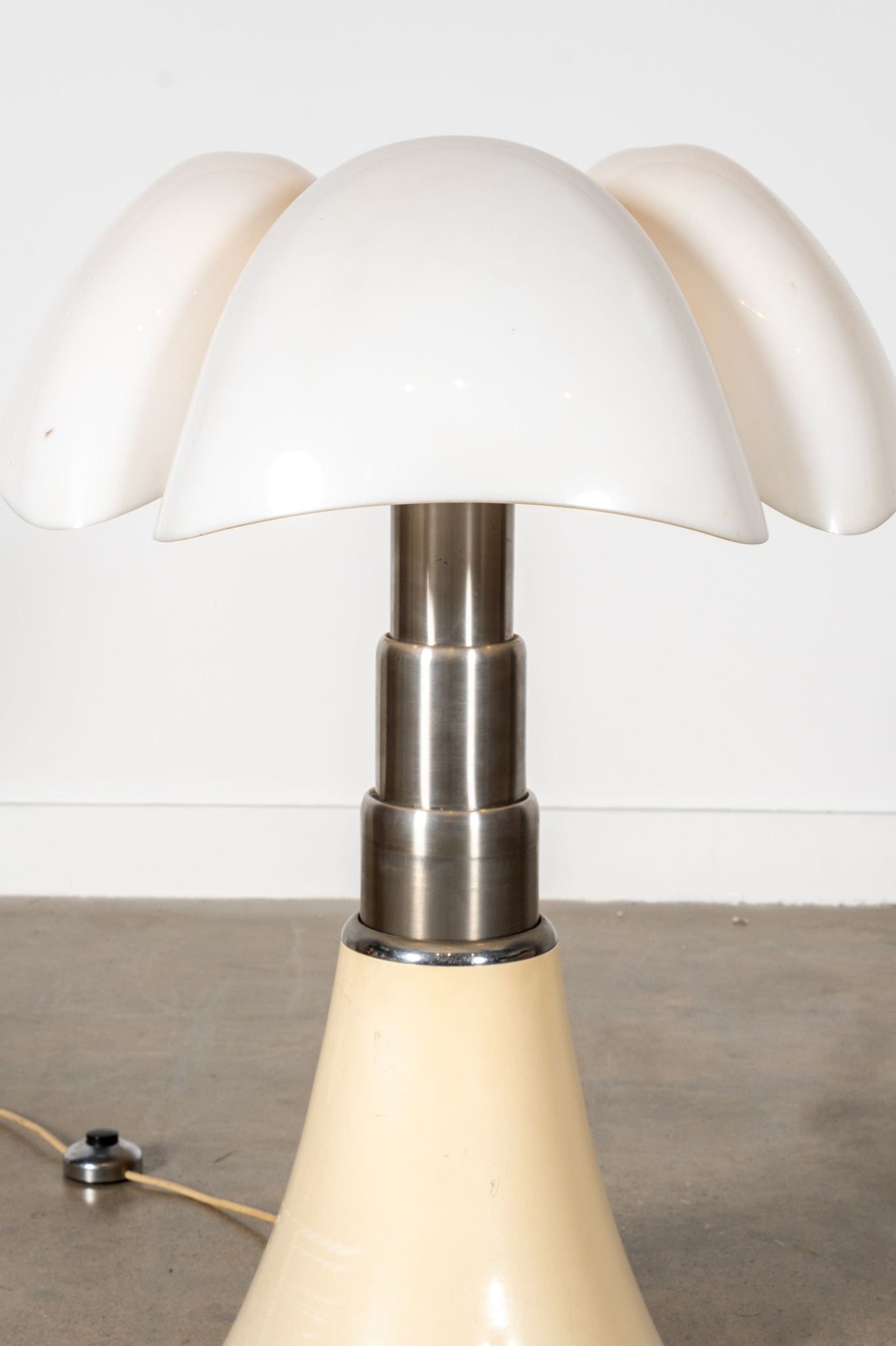 Martinelli Luce Cream Pipistrello Lamp by Gae Aulenti | Bonne Choice