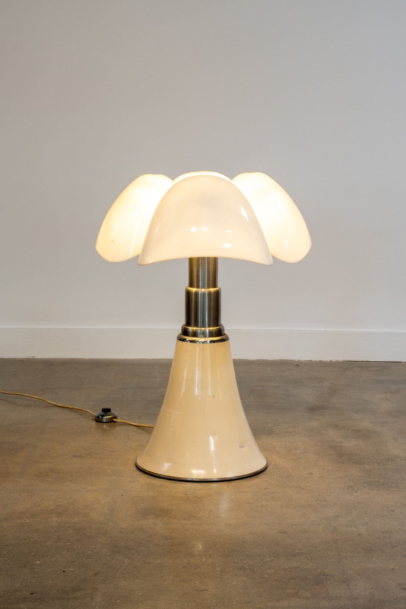 Martinelli Luce Cream Pipistrello Lamp by Gae Aulenti | Bonne Choice