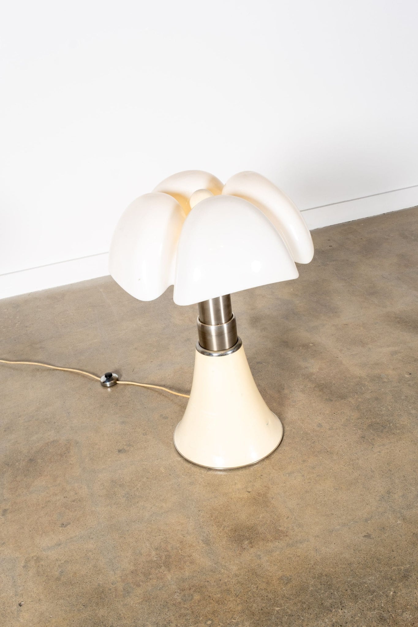 Martinelli Luce Cream Pipistrello Lamp by Gae Aulenti | Bonne Choice