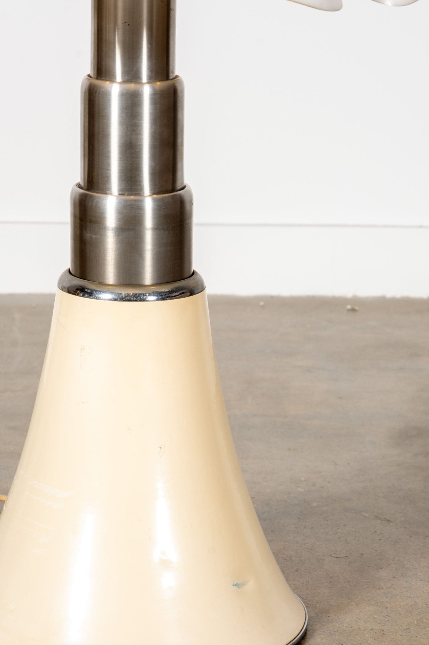 Martinelli Luce Cream Pipistrello Lamp by Gae Aulenti | Bonne Choice