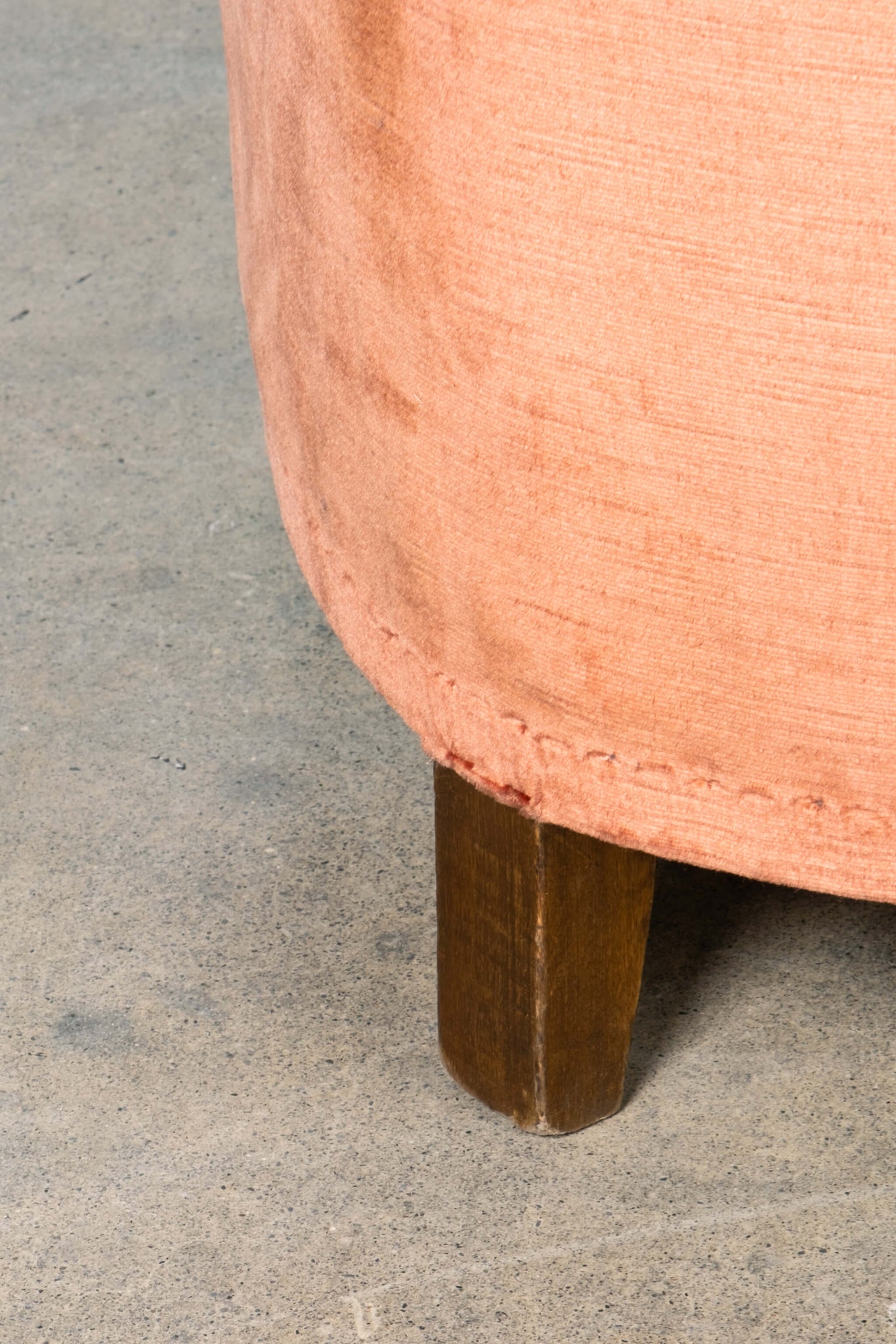 Extremely Rare Vintage Pink Orange Sofa with Curved Frame Detail Casa Giardino Gio Ponti, leg detail