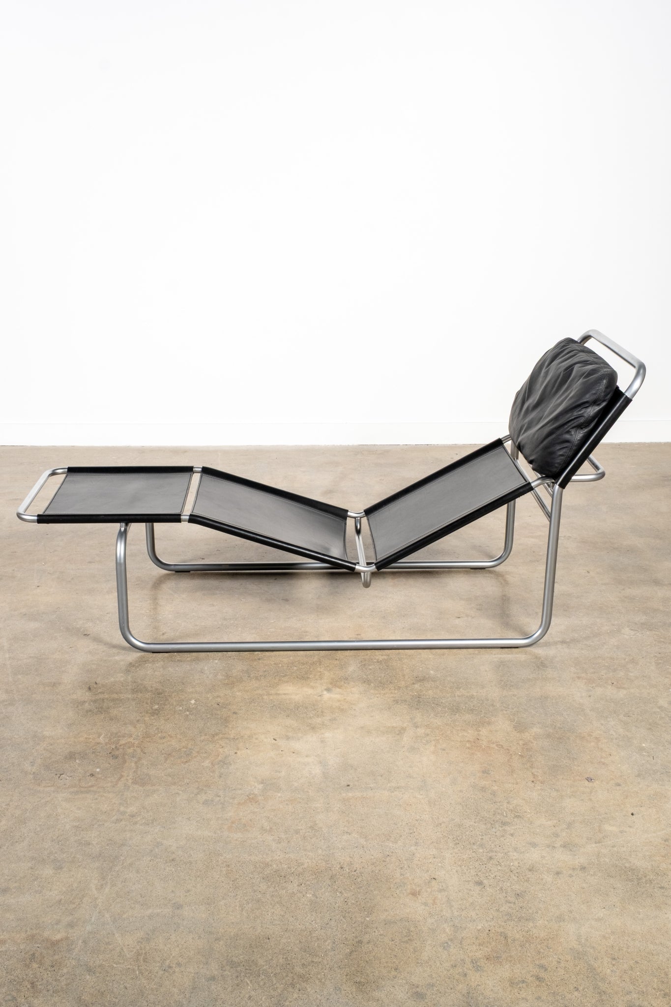 Leather Lounge Chair in the style of Le Corbusier
