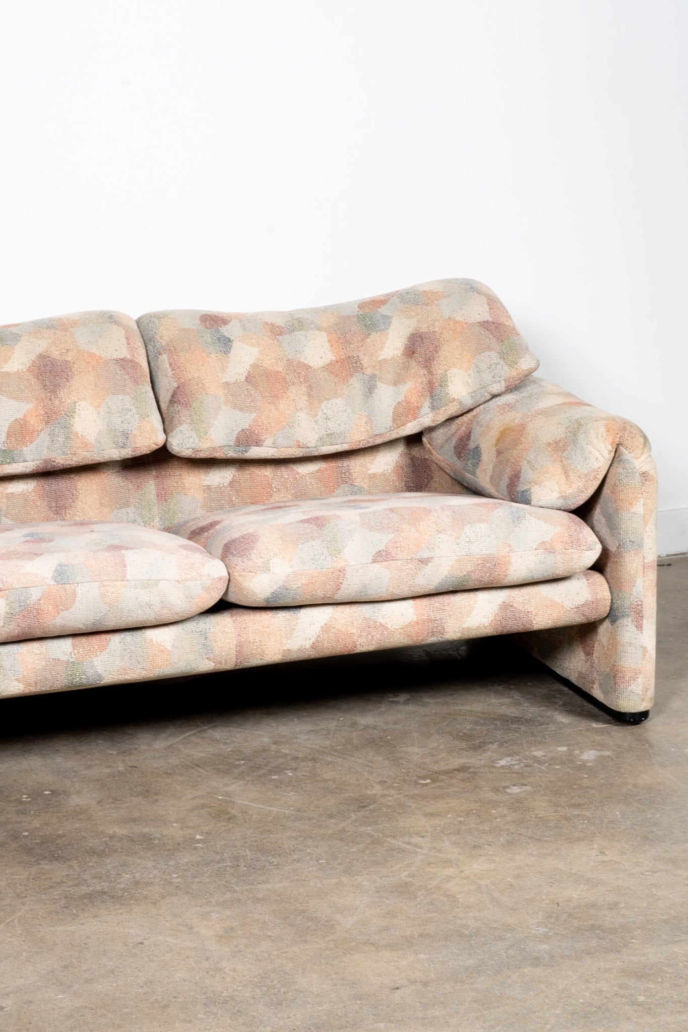 Vintage Soft Pastel Maralunga 3-Seater Sofa Original Fabric Cassina, cropped detail