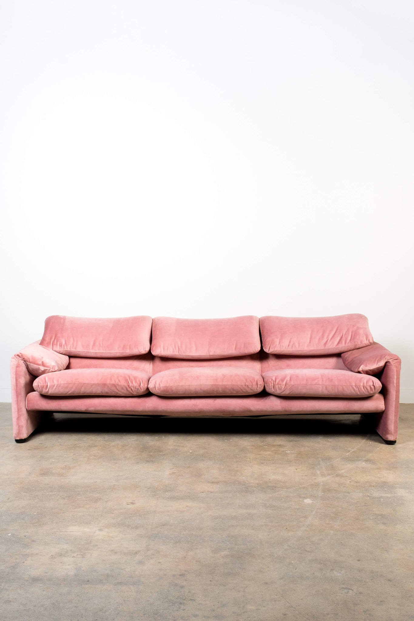 Vintage Pink Velvet Maralunga 3-Seater Sofa Newly Reupholstered Cassina Vico Magistretti, front view