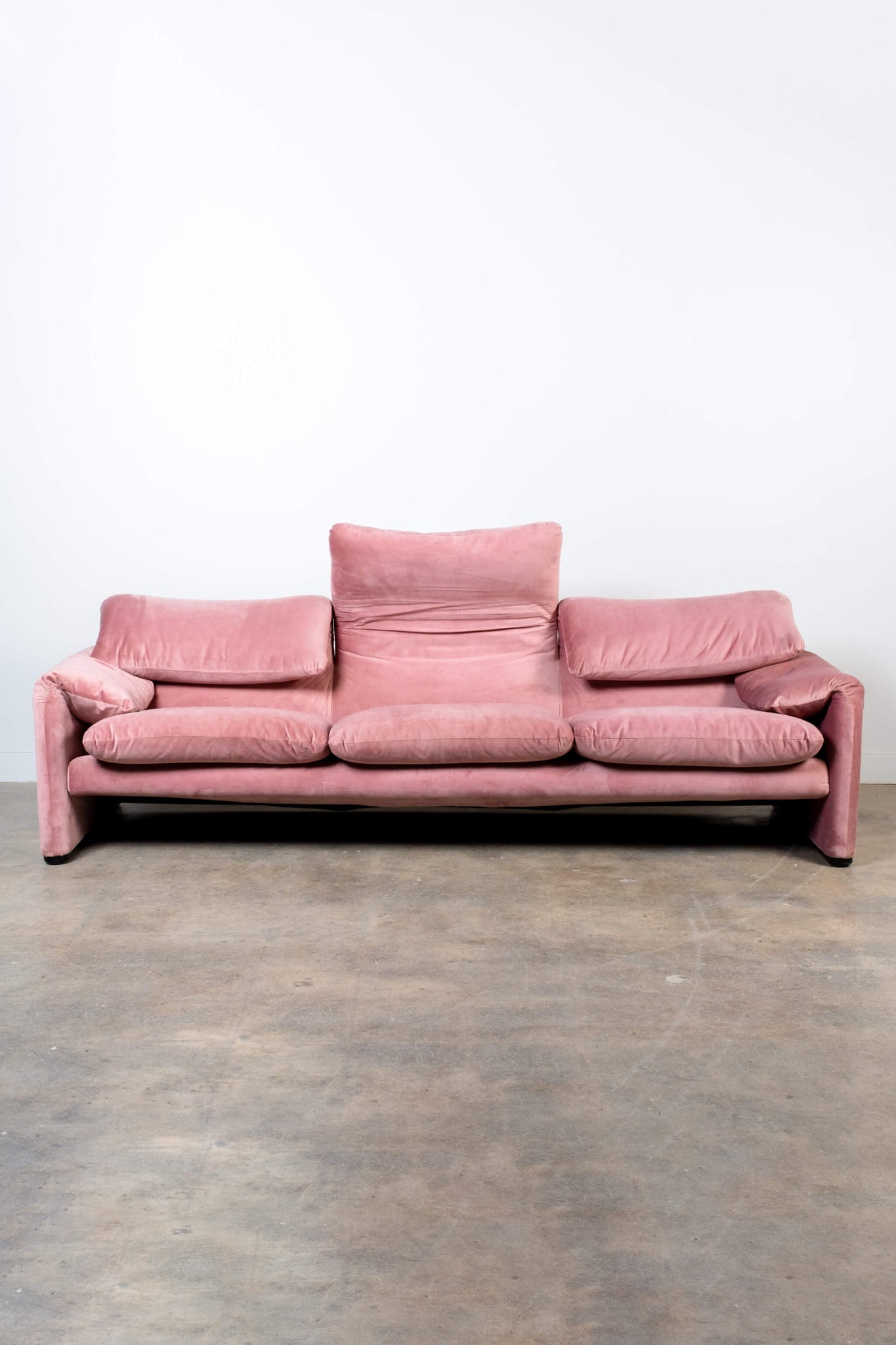 Vintage Pink Velvet Maralunga 3-Seater Sofa Newly Reupholstered Cassina Vico Magistretti, front view with one headrest open