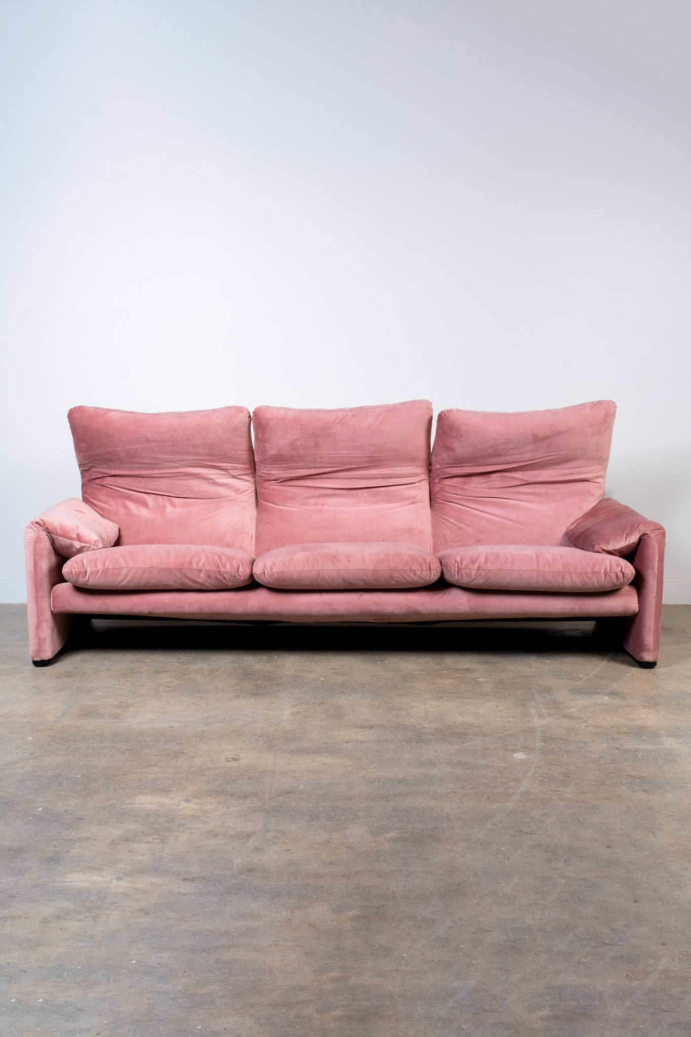 Vintage Pink Velvet Maralunga 3-Seater Sofa Newly Reupholstered Cassina Vico Magistretti, front with all headrests open