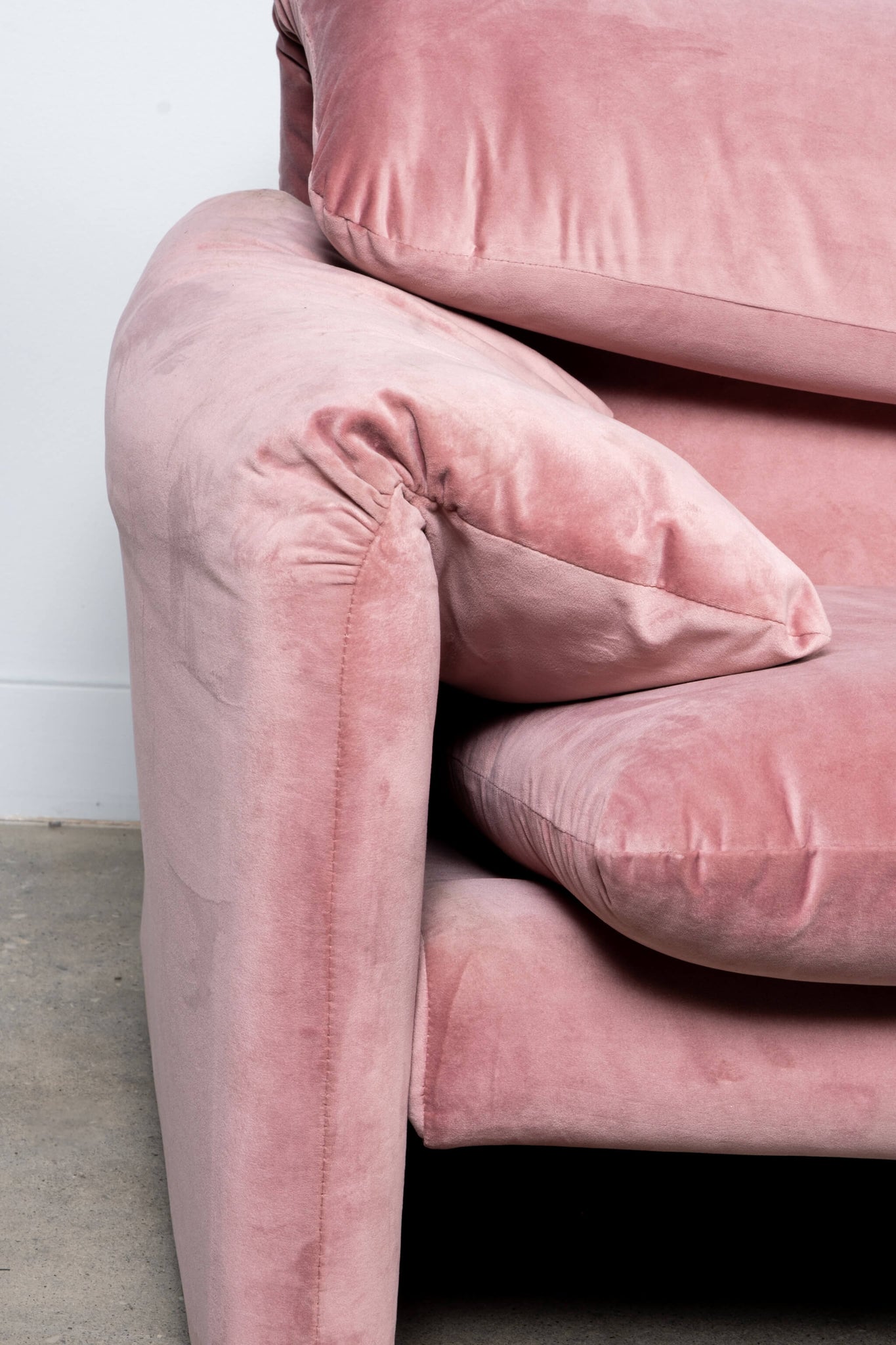 Vintage Pink Velvet Maralunga 3-Seater Sofa Newly Reupholstered Cassina Vico Magistretti, armrest detail view