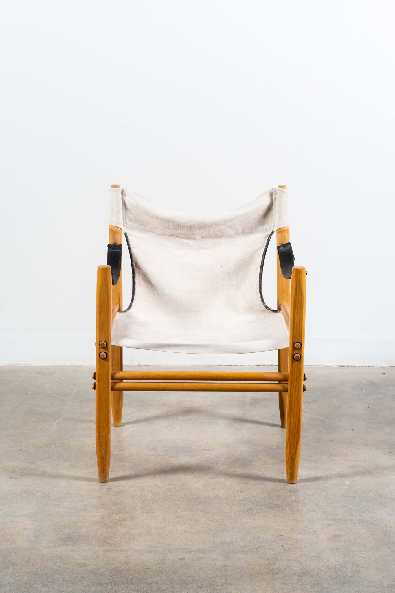 Vintage Oasi 85 Safari Chairs in White Fabric & Light Wood, front view