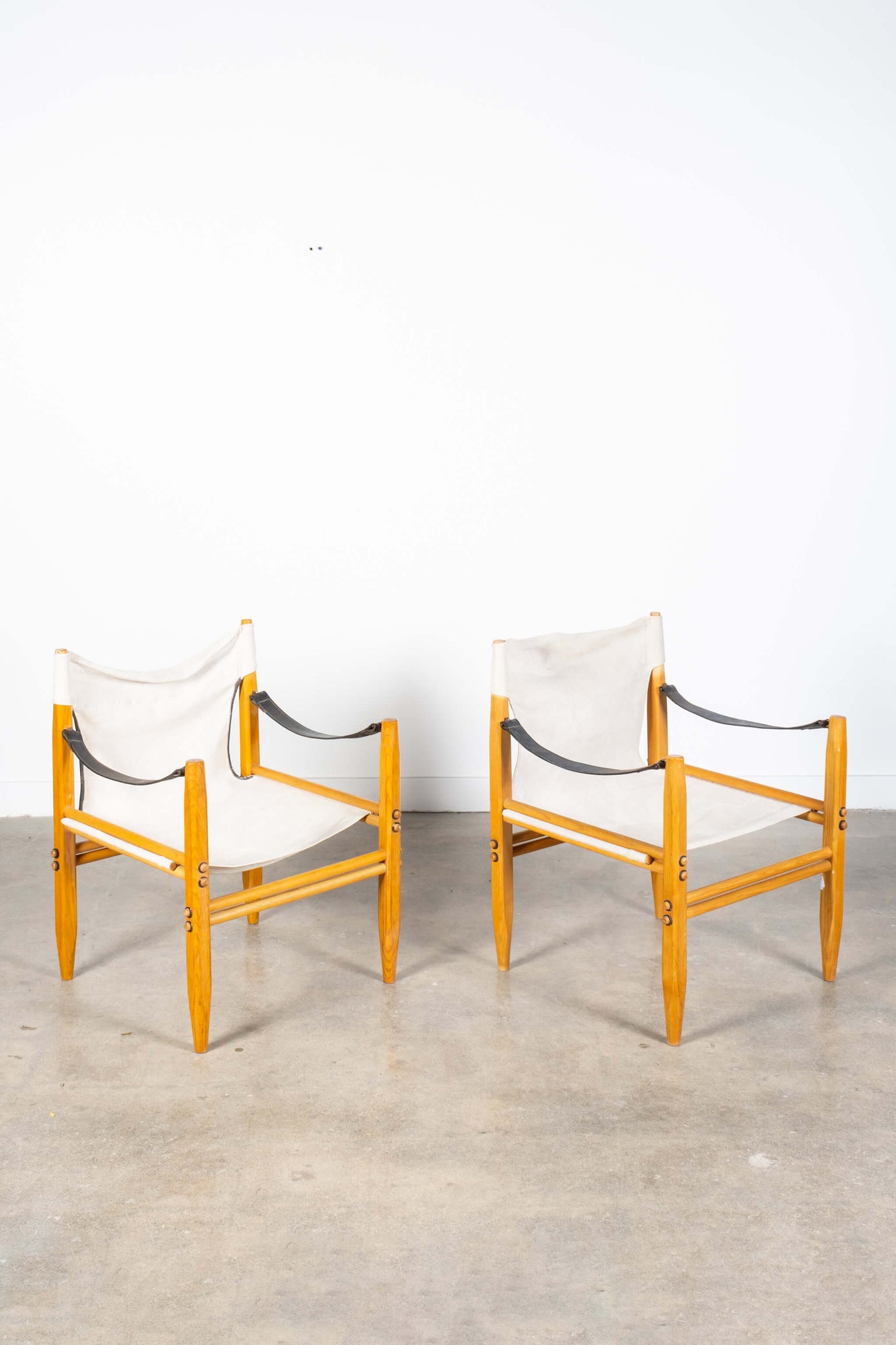 Vintage Oasi 85 Safari Chairs in White Fabric & Light Wood, shown side by side, angled front view