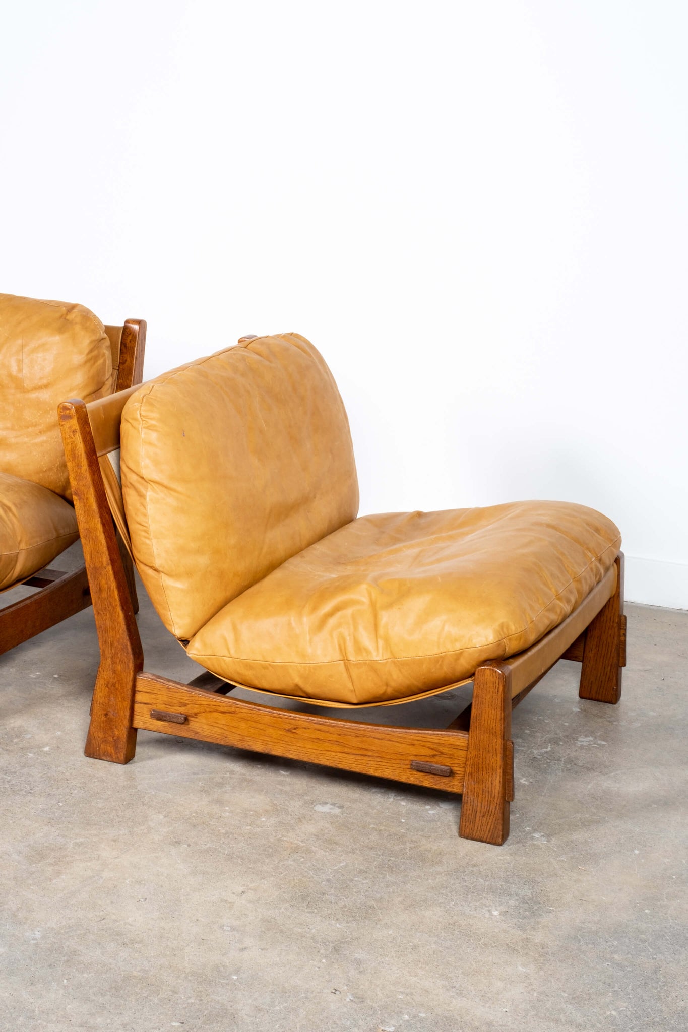 Pair of Vintage Leather Sling Chairs with Oak Frame, seat detail