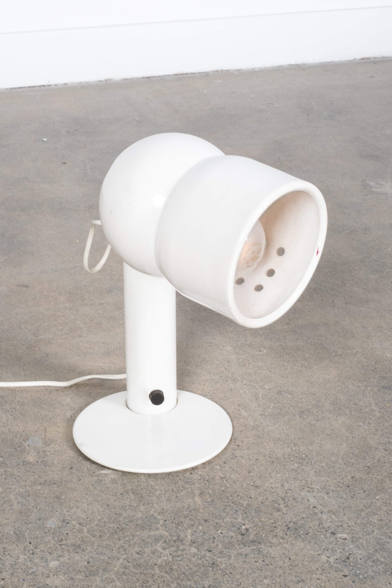Vintage White Lacquered Robot Table Lamp Martinelli Luce Elio Martinelli, front angled view