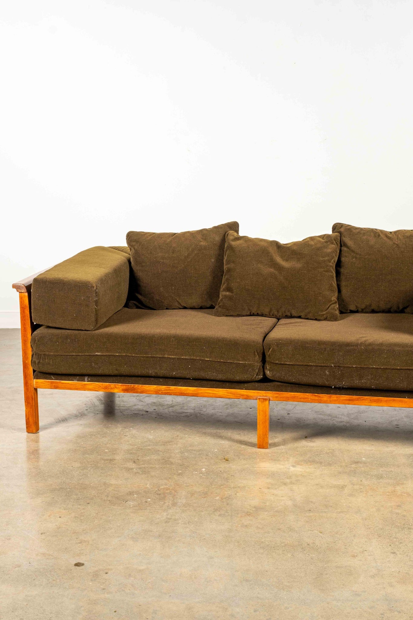 Sofa with Curved Wood Frame | Bonne Choice