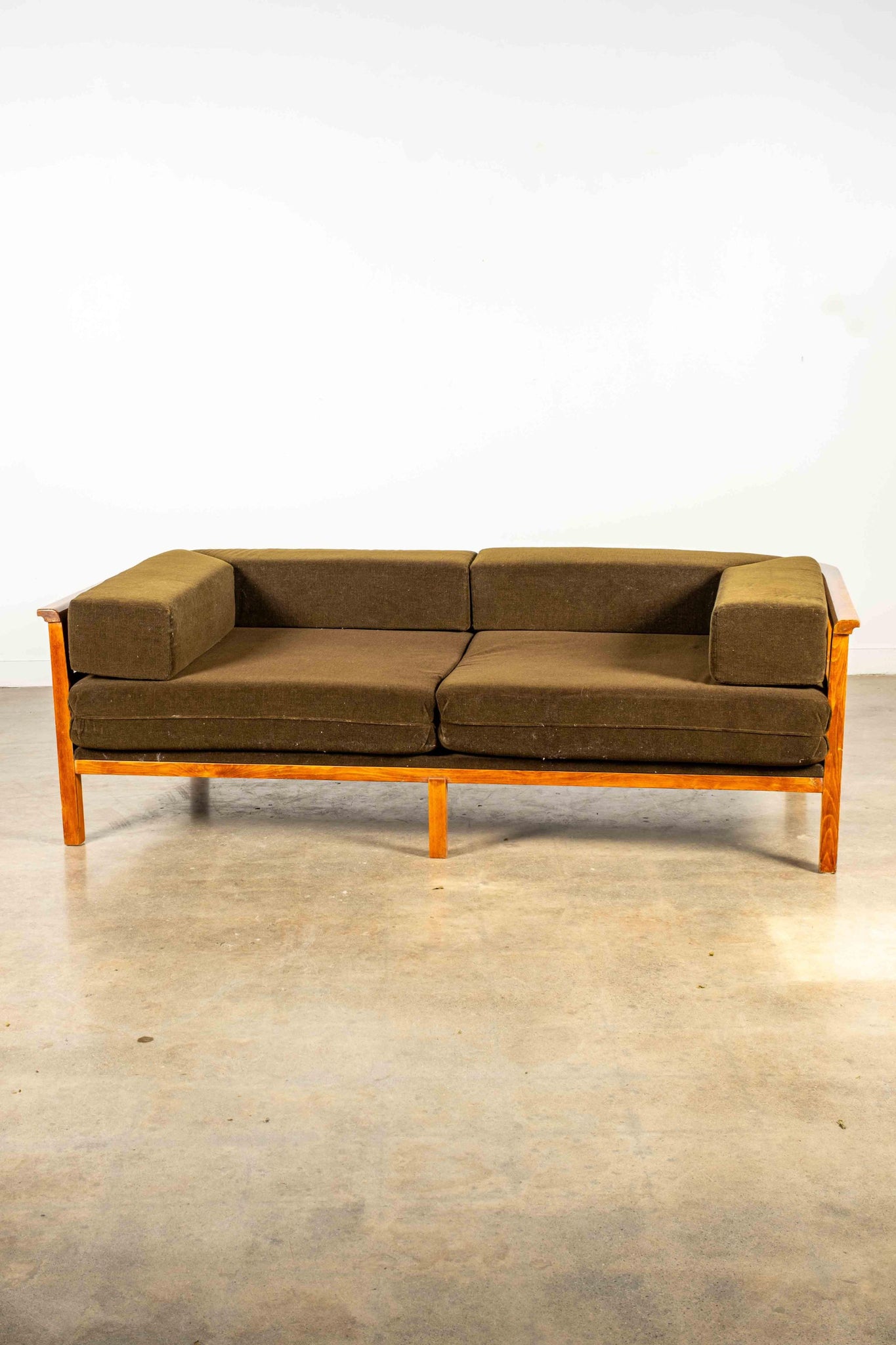 Sofa with Curved Wood Frame | Bonne Choice