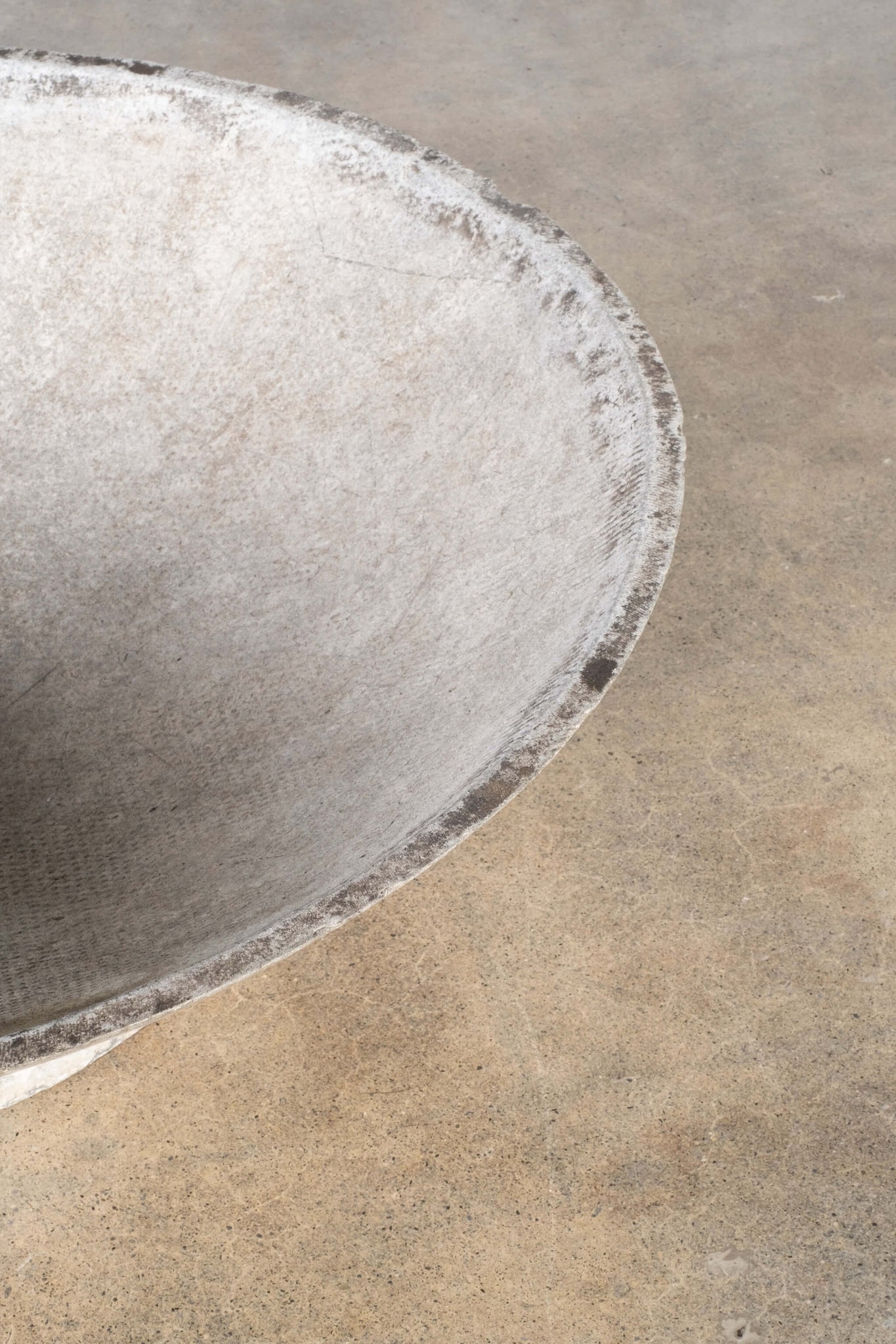 Large Vintage Concrete Saucer Planter on Stand Etex, edge detail