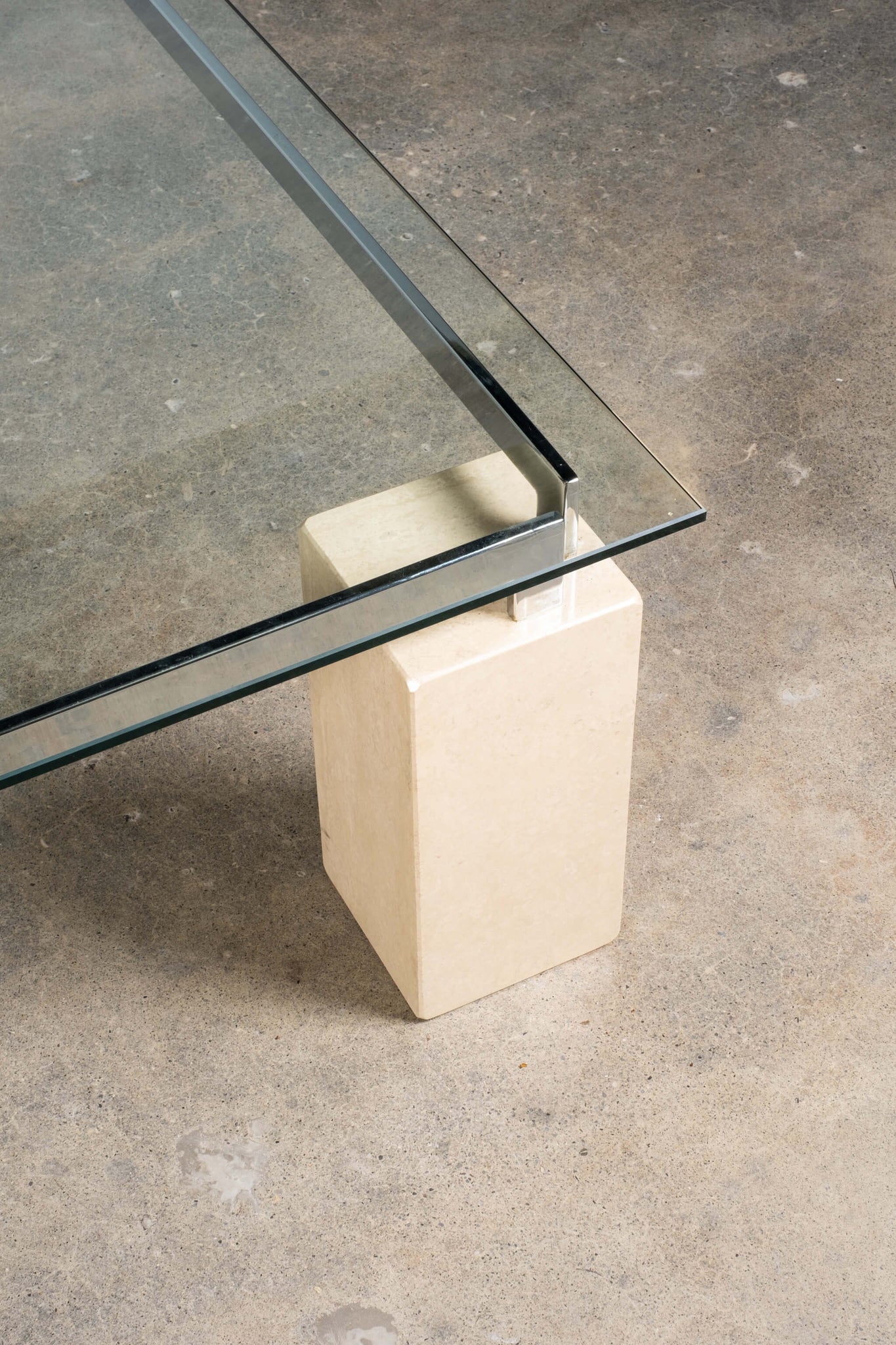 XL Glass Top Coffee Table with Travertine Legs & Chrome Frame Artedi, corner leg detail