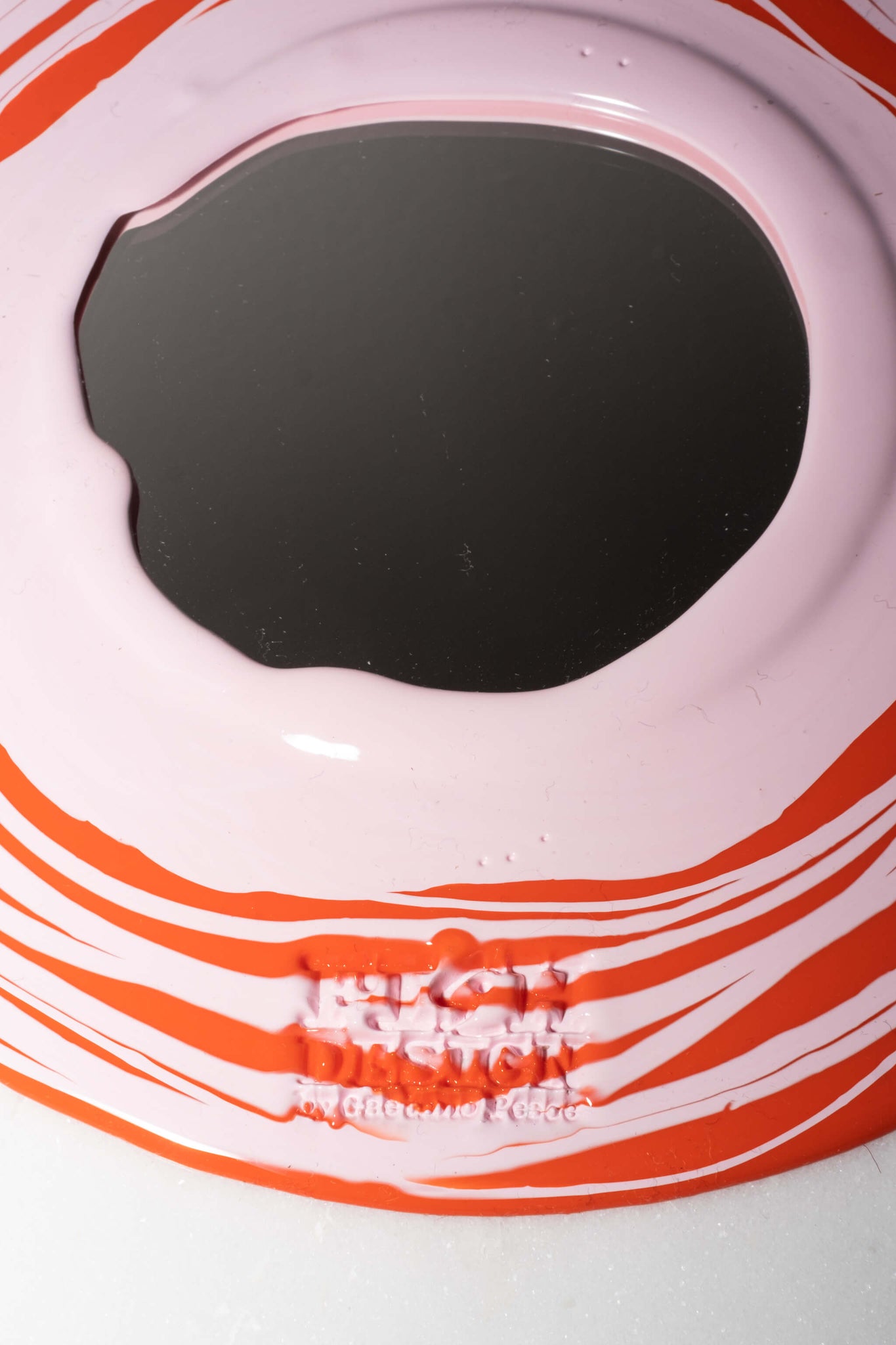 Matte Orange & Pink Small Resin Mirror Round by Gaetano Pesce for Fish Design, frame detail