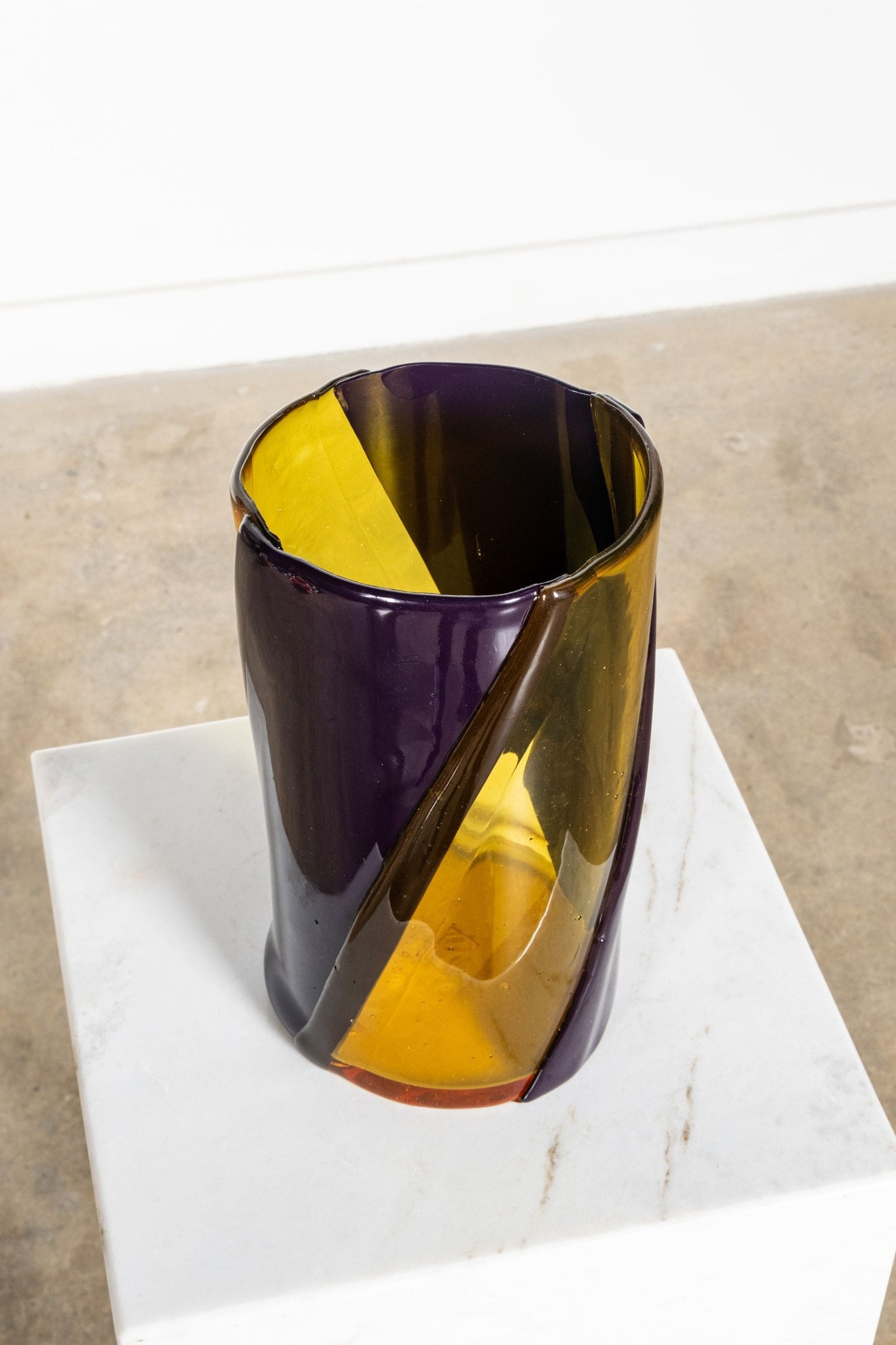 Corsi TWIRL VASE L Cl yellow/matt aubergine | Bonne Choice